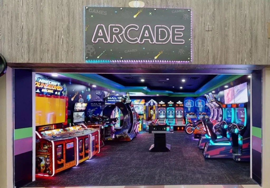 Arcade con m&aacute;quinas de carreras y videojuegos en el Holiday Inn Resort Orlando Lake Buena Vista