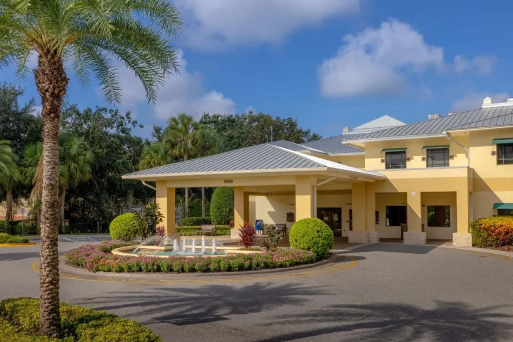 Edificio de llegada con porte-cochere, fuente y palmeras en Sheraton Vistana Resort Villas, Lake Buena Vista