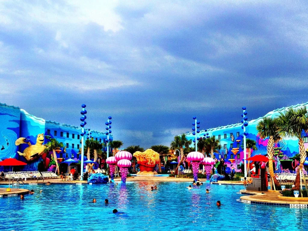 Gran piscina azul en Disney's Art of Animation Resort