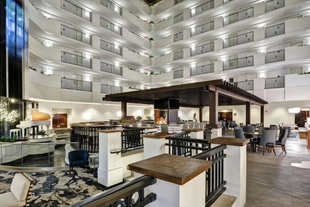 Atrium en Embassy Suites by Hilton Orlando Downtown con balcones, un bar y asientos