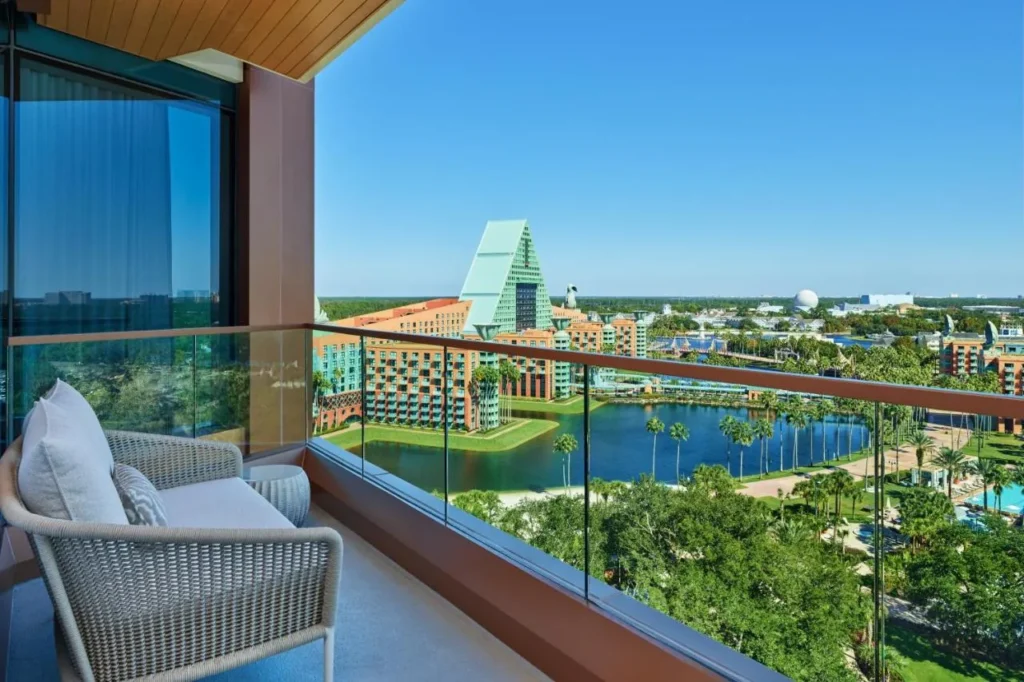 Vista del balcón de Walt Disney World Swan Reserve sobre el delfín y el lago hacia la nave espacial Tierra