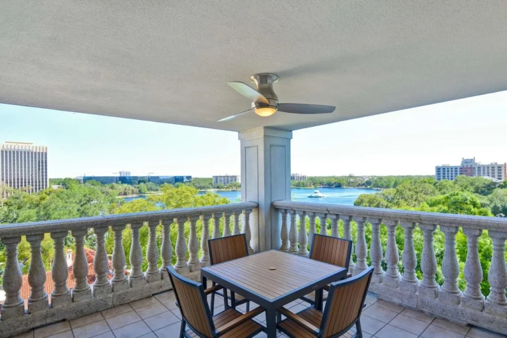 Balc&oacute;n con una mesa con vistas al Lake Eola desde una suite en el Embassy Suites Orlando Downtown