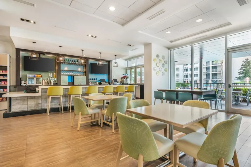 Bar, estantes para llevar y ventanas del patio en el Holiday Inn Orlando Disney Springs