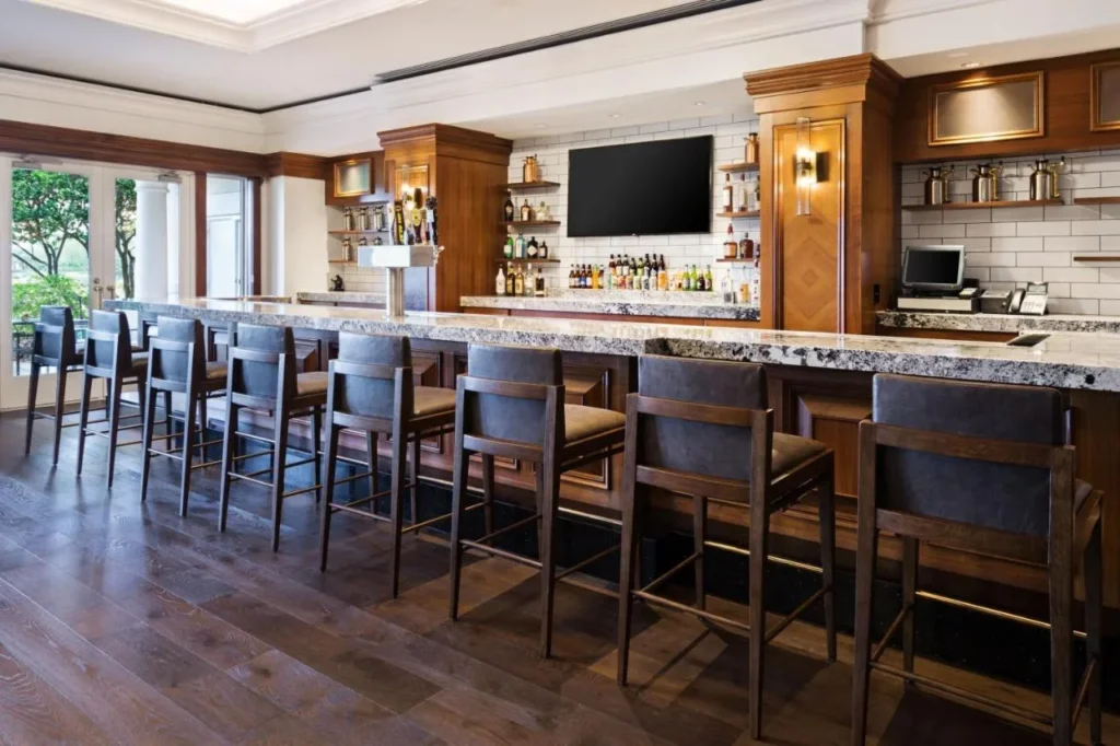 Bar con grifos de cerveza, estantes de licor y taburetes altos en el JW Marriott Orlando Grande Lakes