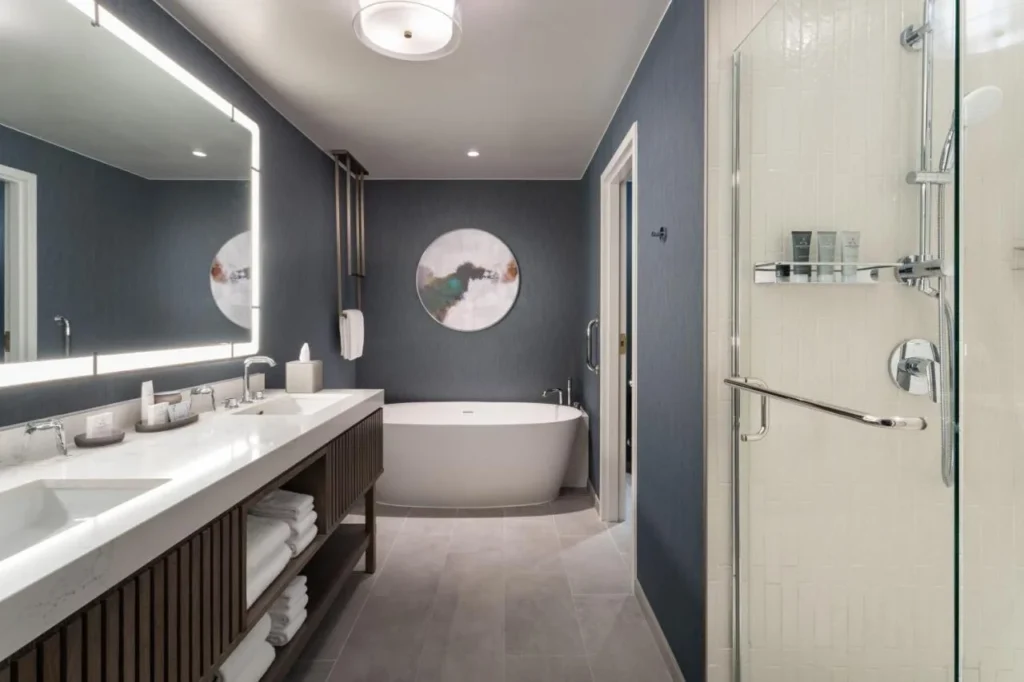 Cuarto de baño con bañera independiente, tocador doble y ducha de cristal en el JW Marriott Orlando Grande Lakes