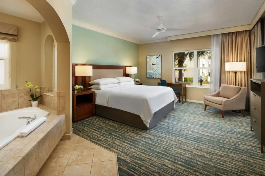 Habitación con cama king size y una alcoba abierta en la bañera en Sheraton Vistana Resort Villas