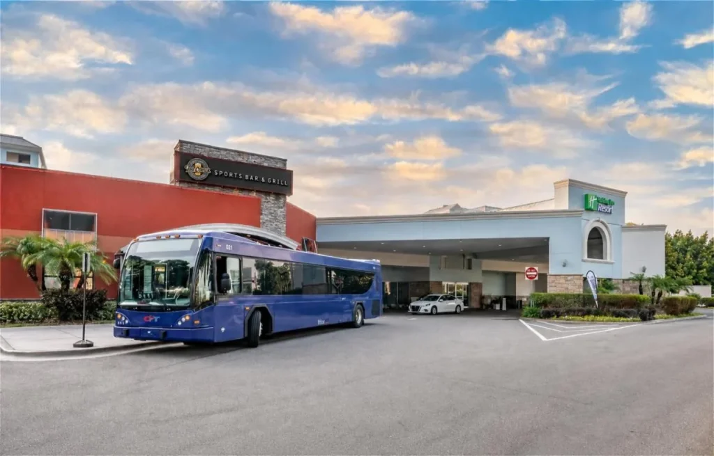 Autob&uacute;s azul estacionado cerca de la entrada del Holiday Inn Resort Orlando Lake Buena Vista
