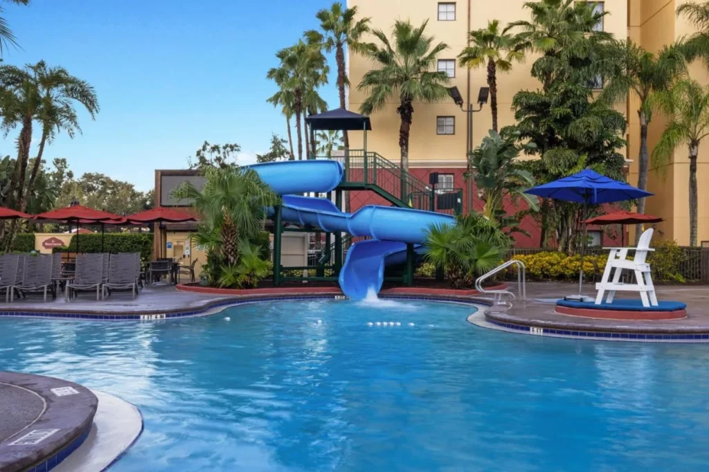 Tobog&aacute;n acu&aacute;tico azul retorcido que termina en una piscina del complejo en Club Wyndham Bonnet Creek