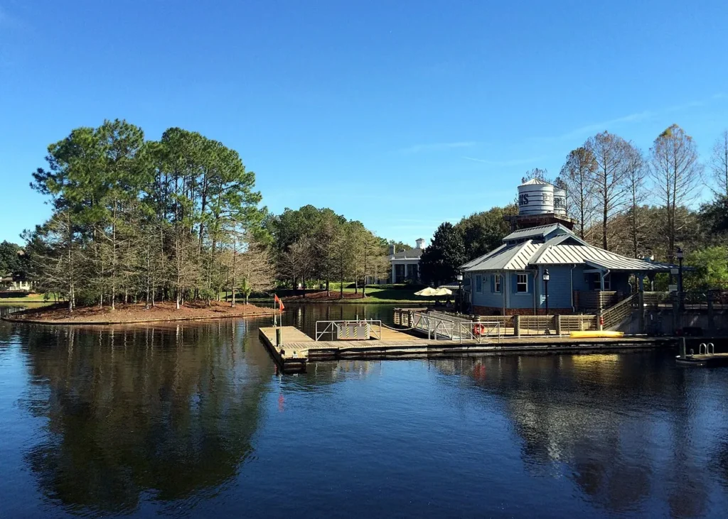 Dique de barco y puerto deportivo en el r&iacute;o en Disney's Port Orleans Resort Riverside