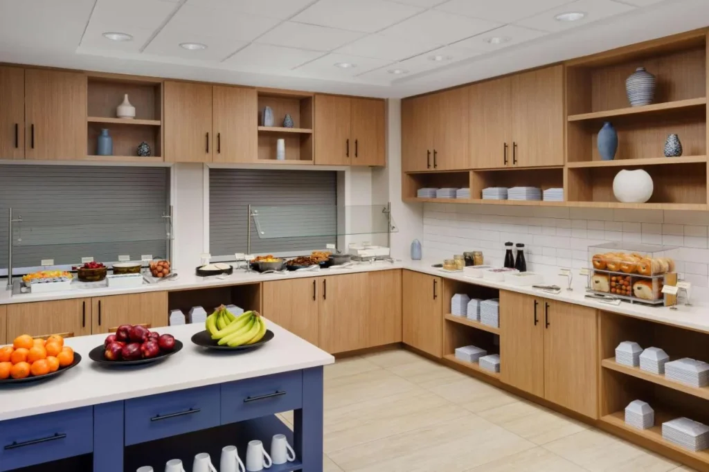 Desayuno Bar mostradores con fruta, bagels y un buffet caliente en Hyatt Place across from Universal