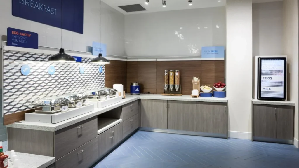 Bar de desayunos con calentadores de alimentos y cereales en el Holiday Inn Express Orlando at SeaWorld