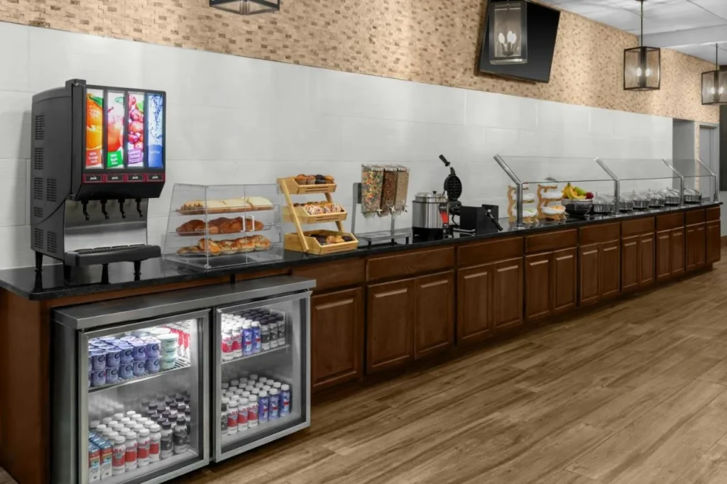 Desayuno buffet con máquina de jugos, pasteles, cereales y gofrera en Four Points I-Drive