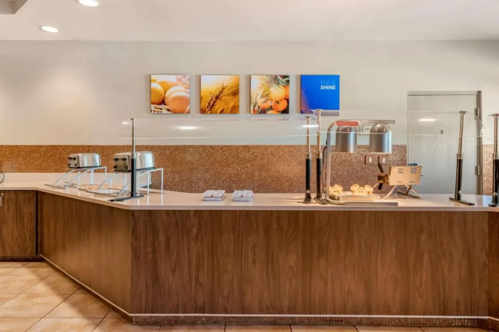 Desayuno buffet con tostadoras, gofres y gofres en forma de Mickey en Comfort Suites Maingate East