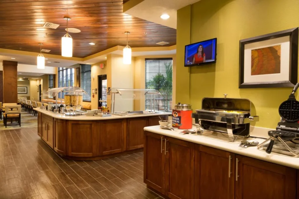 Desayuno buffet con gofrera y dispensadores de cereales en Staybridge Suites Orlando at SeaWorld