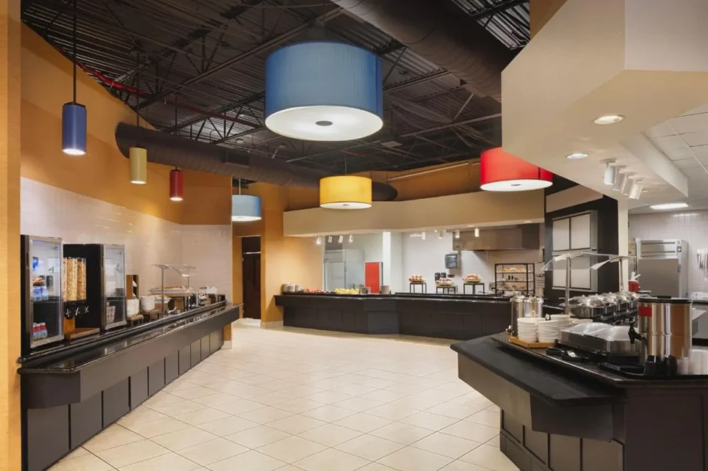 Desayuno buffet bajo coloridas lámparas colgantes en Holiday Inn & Suites Orlando SW Celebration