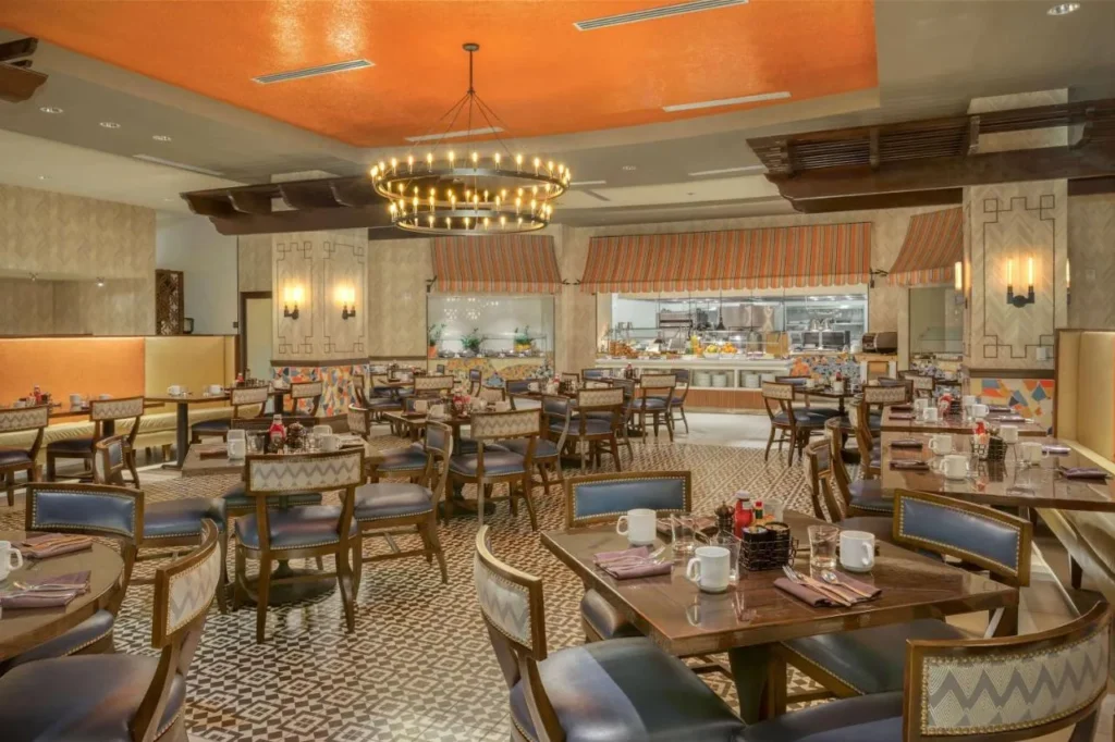 Desayuno buffet restaurante con candelabro y suelo de baldosas con motivos en Wyndham Grand Orlando Bonnet Creek
