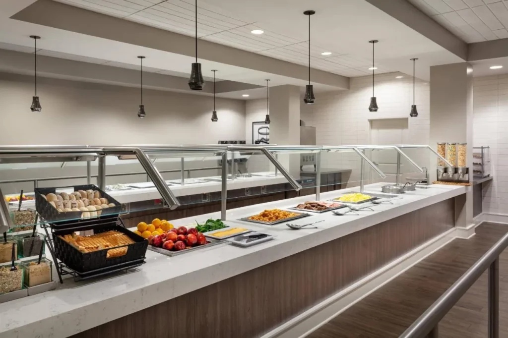 Desayuno buffet con bagels, fruta fresca, huevos y papas en el Residence Inn Orlando at SeaWorld