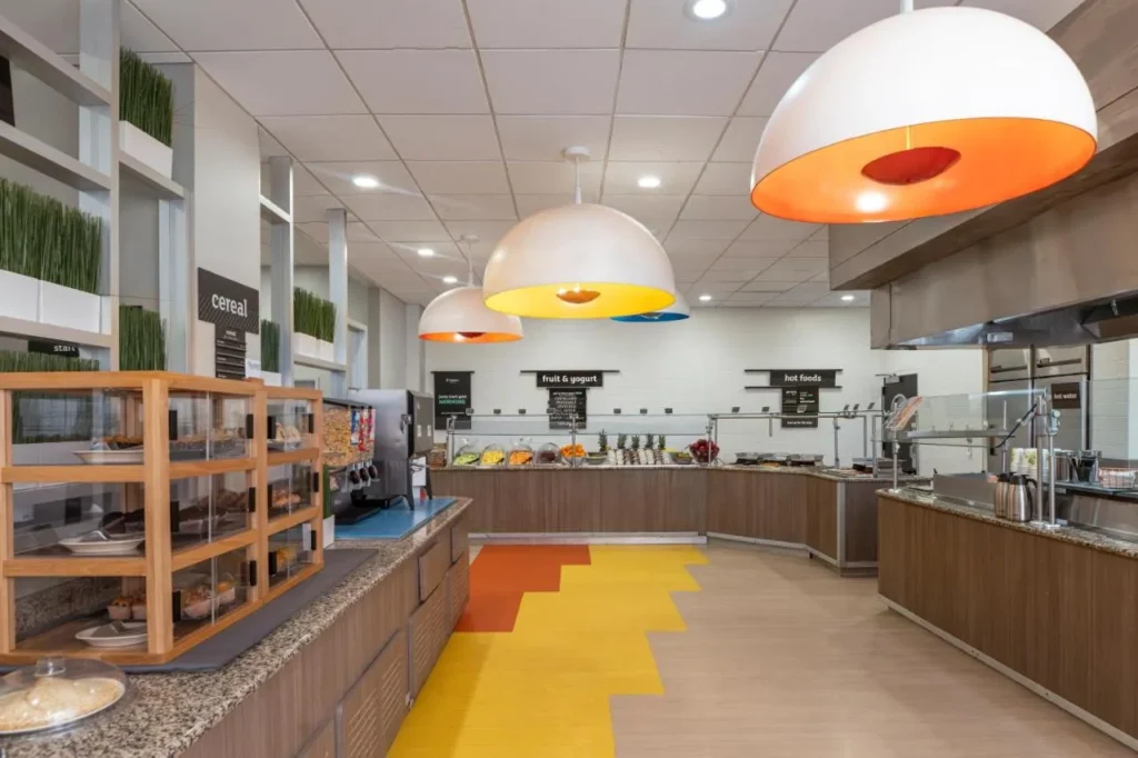 Desayuno buffet con cereales, frutas y estaciones de comida caliente en Holiday Inn Resort Orlando Suites