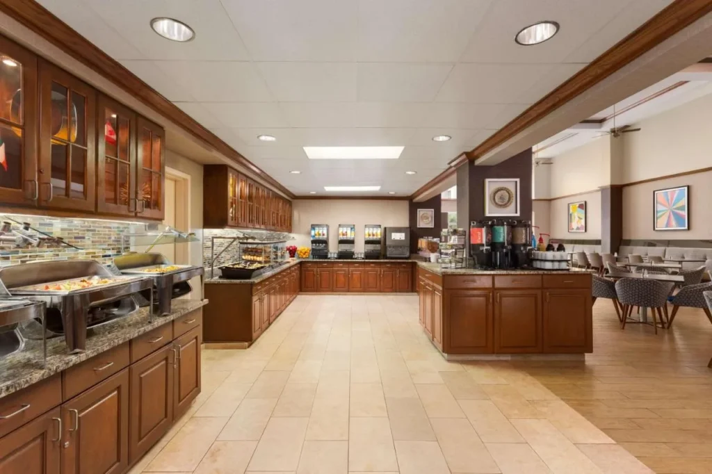 Desayuno buffet con platos calientes, m&aacute;quinas de jugo y estaci&oacute;n de caf&eacute; en Homewood Suites Orlando-International Drive