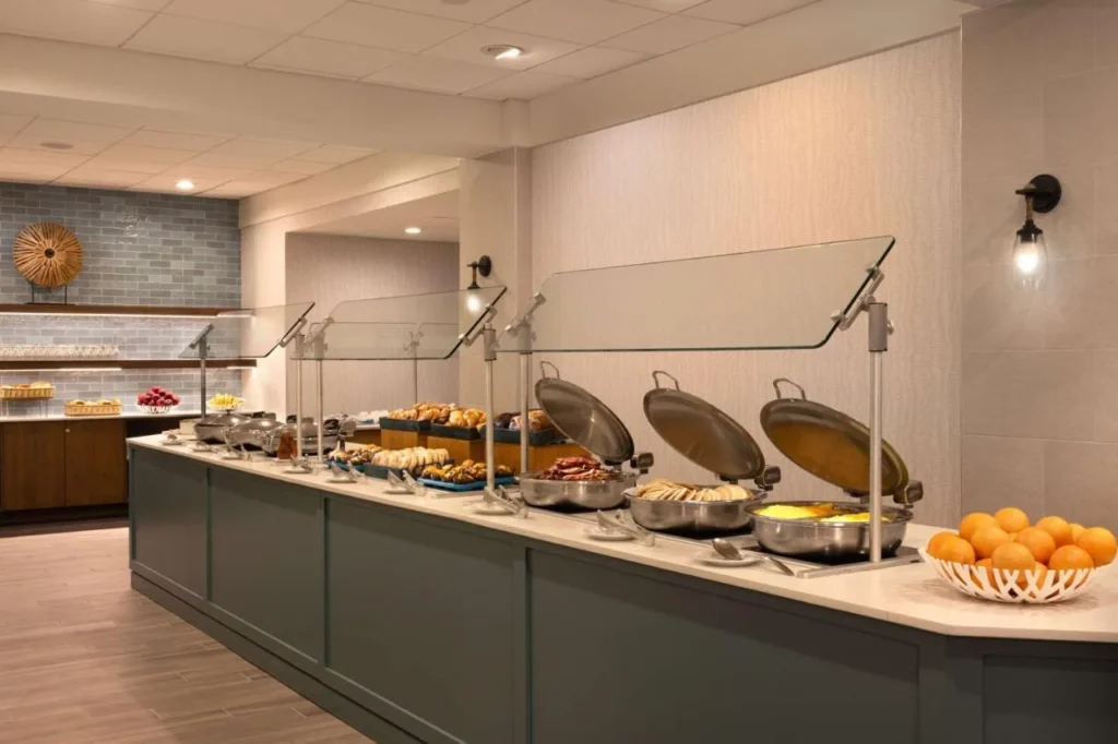 Desayuno buffet con platos calientes, pasteles y naranjas frescas en el DoubleTree Suites Disney Springs