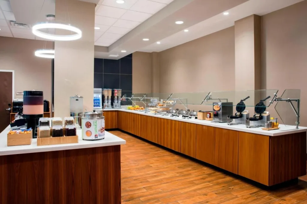 Desayuno buffet con gofres, avena y cereales en SpringHill Suites Orlando at Flamingo Crossings