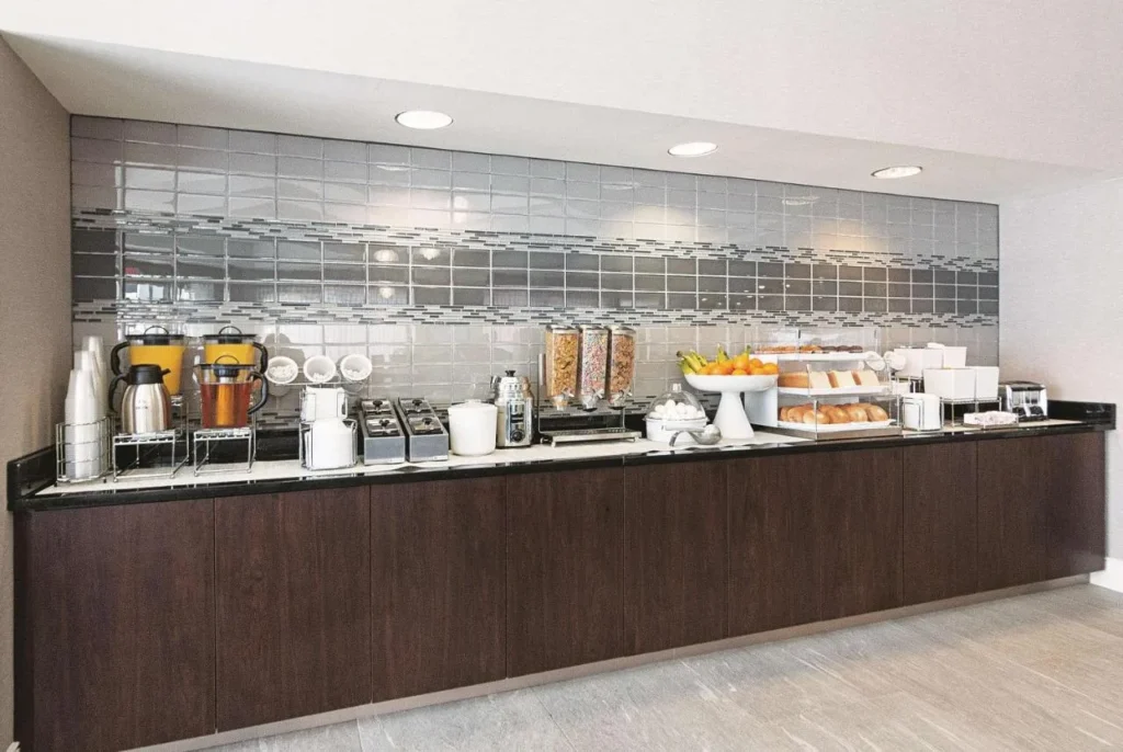 Desayuno con jugos, cereales, frutas y pasteles en La Quinta by Wyndham Orlando UCF