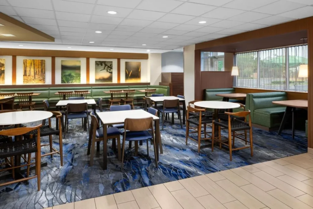 &Aacute;rea para desayunar con cabinas y mesas peque&ntilde;as en Fairfield Inn & Suites Orlando Kissimmee/Celebration