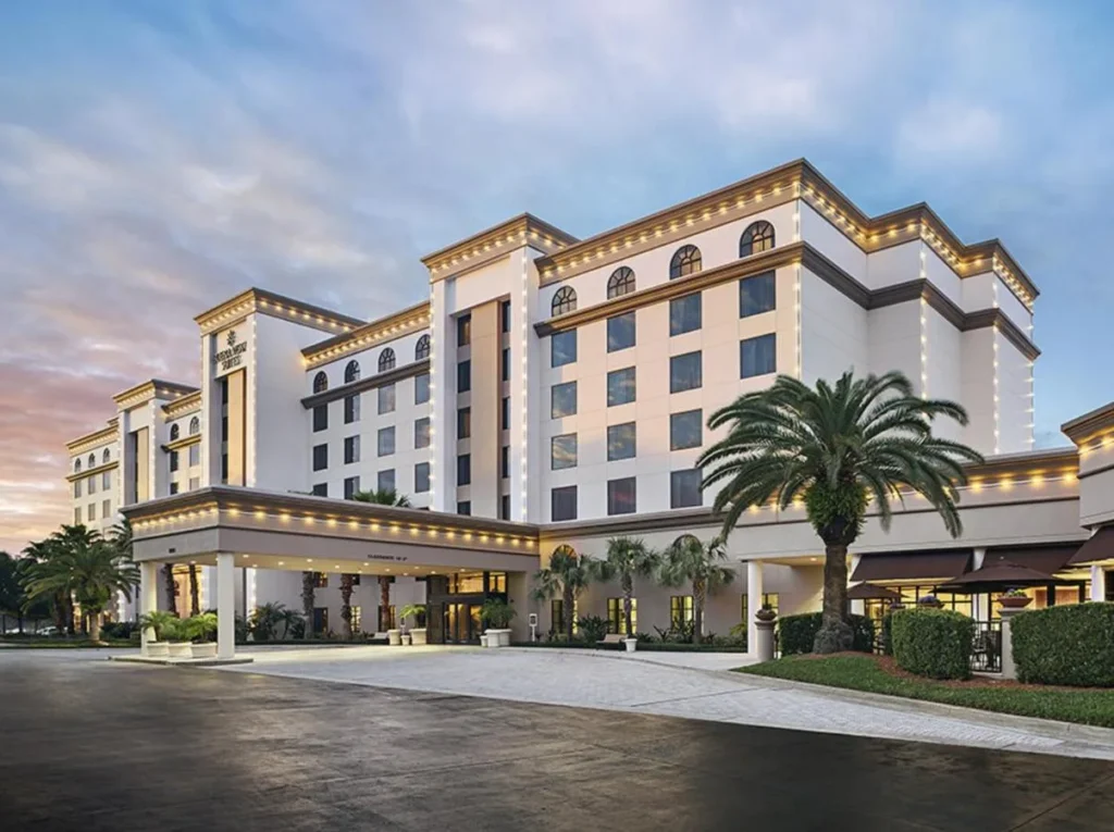 Exterior del hotel Buena Vista Suites y entrada cubierta al atardecer en Orlando