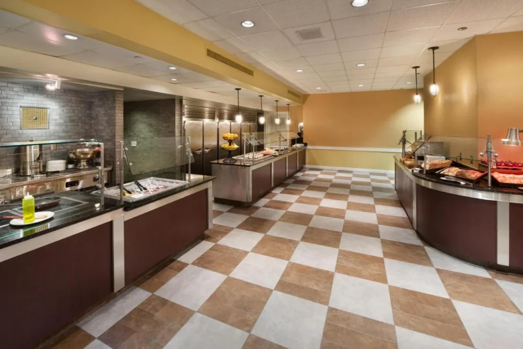 Estaciones de buffet y un suelo de baldosas a cuadros en un restaurante en Hilton Orlando Lake Buena Vista