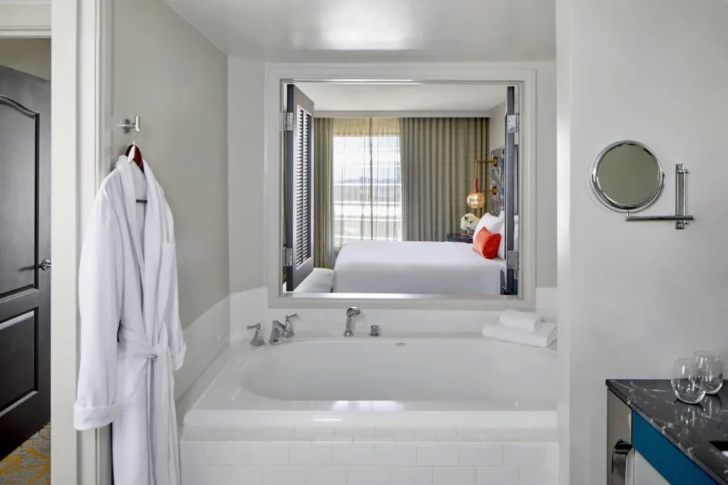 Ba&ntilde;era incorporada debajo de una ventana interior que se abre a la habitaci&oacute;n king en el Hotel Beauden