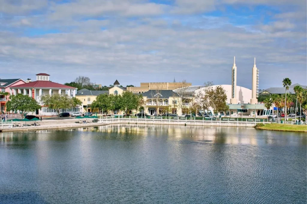 Celebration del centro de la ciudad frente al lago con tiendas y el teatro de doble h&eacute;lice, visto al otro lado del lago