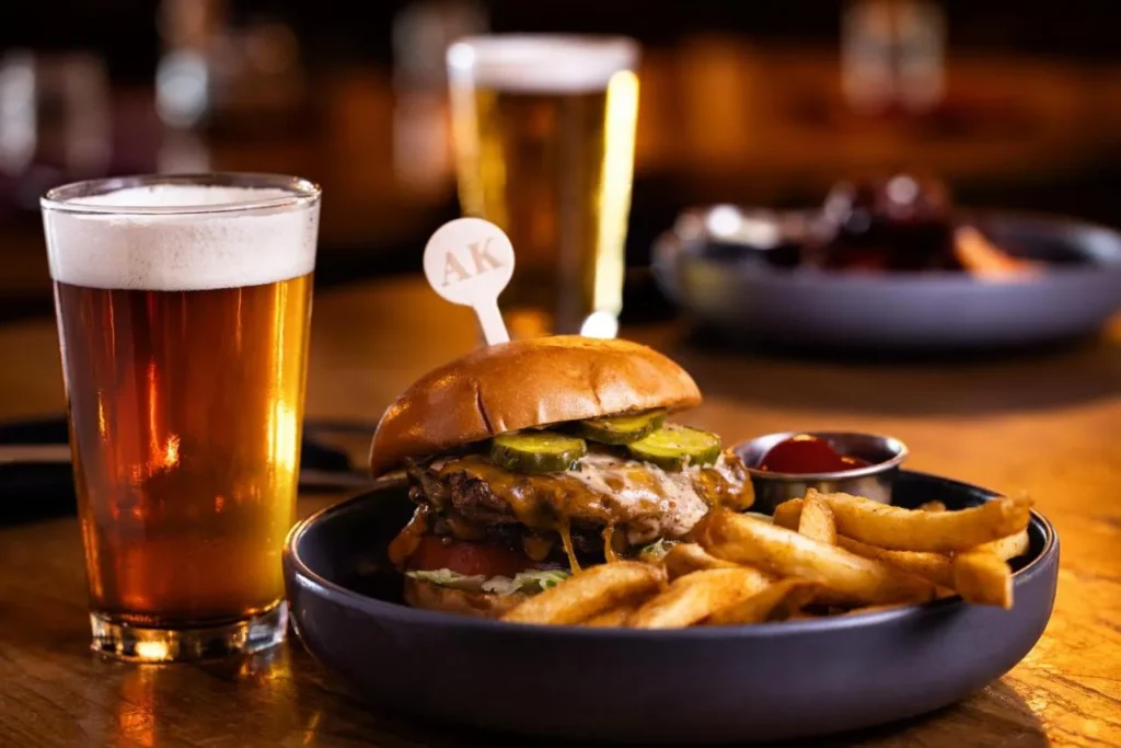 Hamburguesa de queso con papas fritas y una pinta de cerveza en el Renaissance Orlando Resort