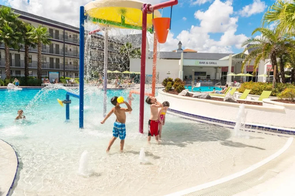 Paisaje acu&aacute;tico para ni&ntilde;os con cubo basculante y fuentes junto a la piscina en Avanti International Resort