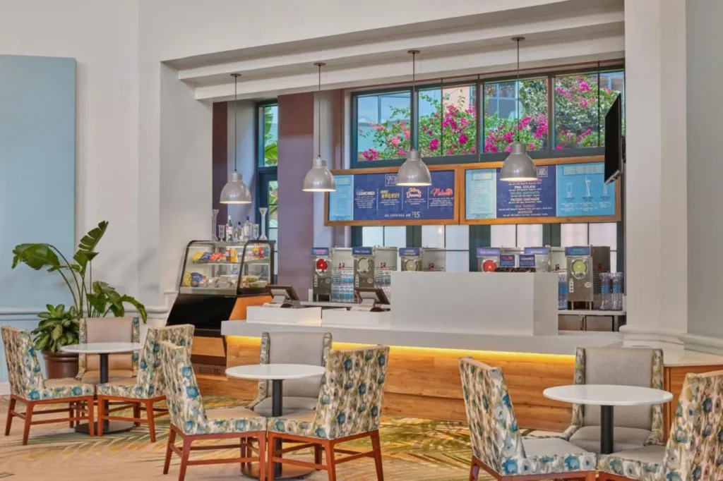 Relajante mostrador de caf&eacute; con m&aacute;quinas de bebidas congeladas y sillones estampados en el Walt Disney World Swan