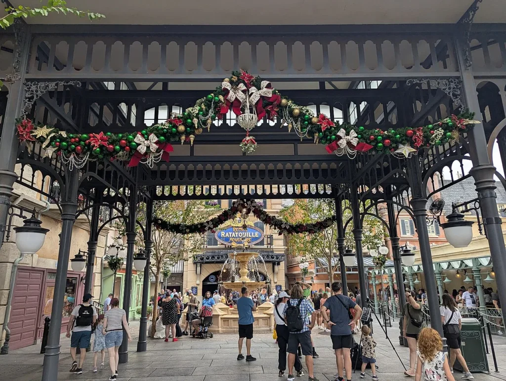 Guirnaldas de Navidad con arcos rojos en la galer&iacute;a de hierro del pabell&oacute;n de Francia cerca de International Gateway, EPCOT