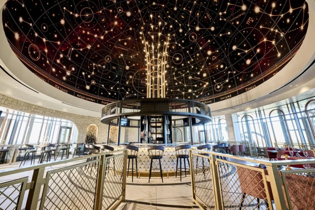 Barra circular bajo una cúpula de constelación estrellada en Bar Helios, Universal Helios Grand Hotel