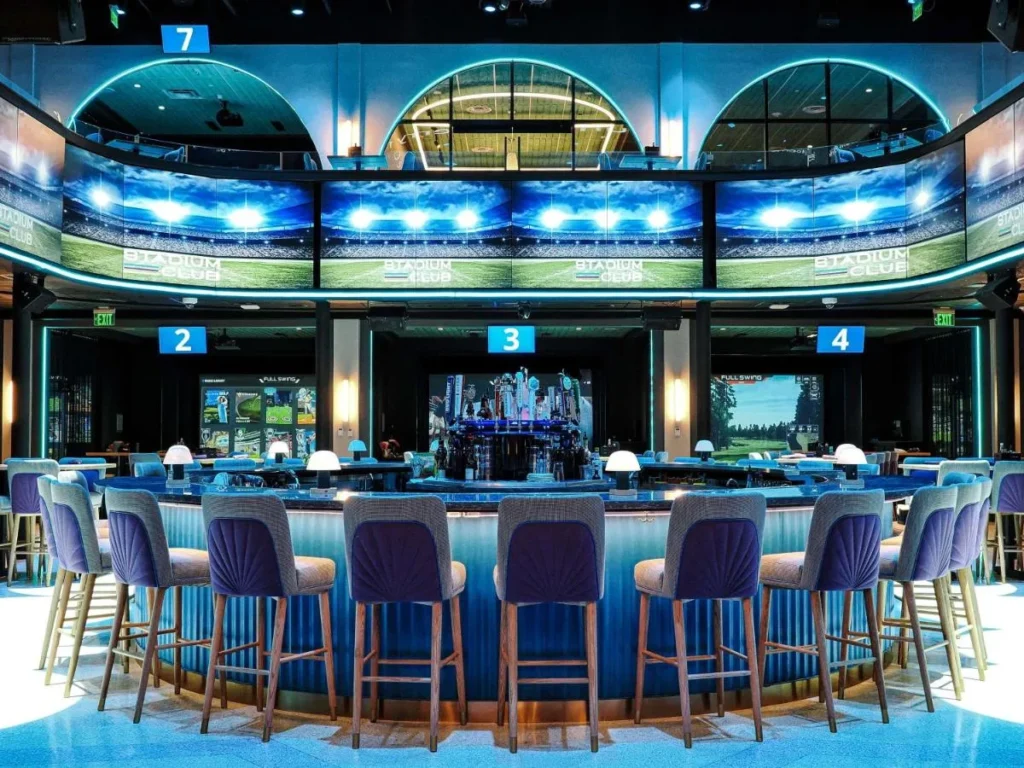 Un bar circular bajo pantallas envolventes en el Stadium Club en Caribe Royale Orlando