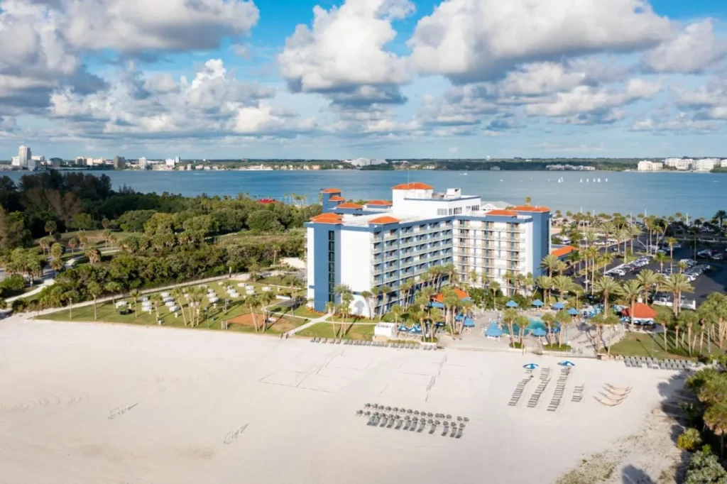 Clearwater Beach Sheraton Resort on Sand Key sobre su amplia playa, con la bah&iacute;a detr&aacute;s