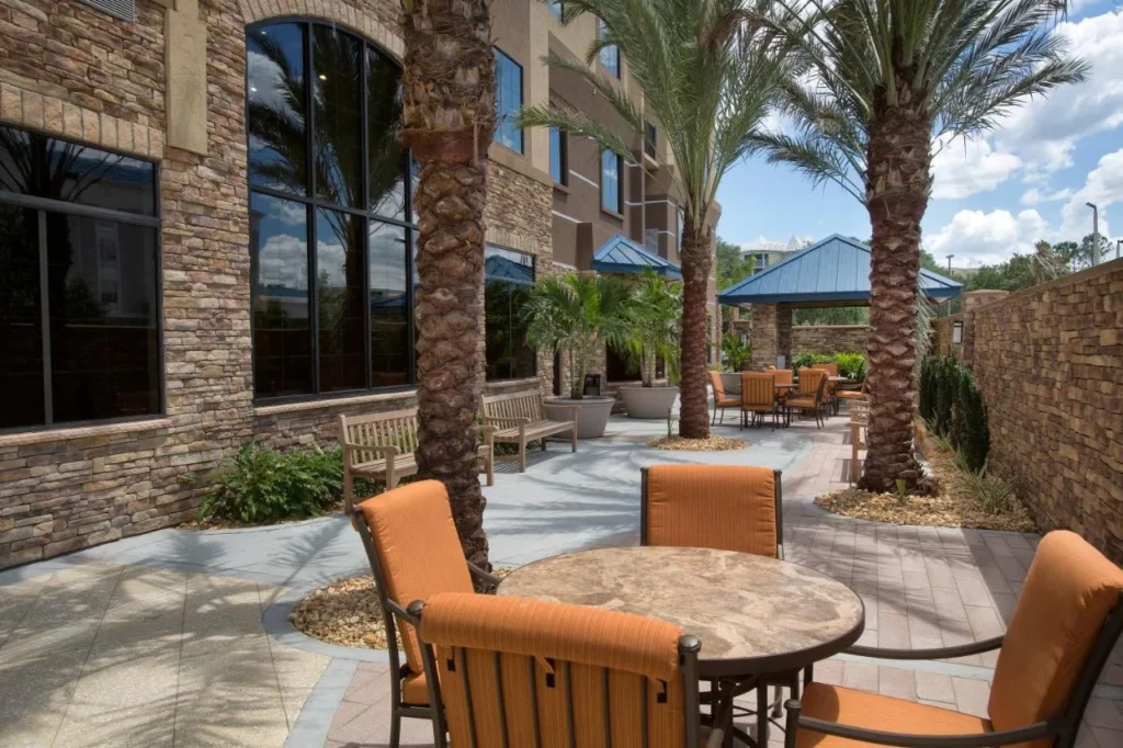 Courtyard con palmeras y un cenador con techo azul en Staybridge Suites Orlando at SeaWorld