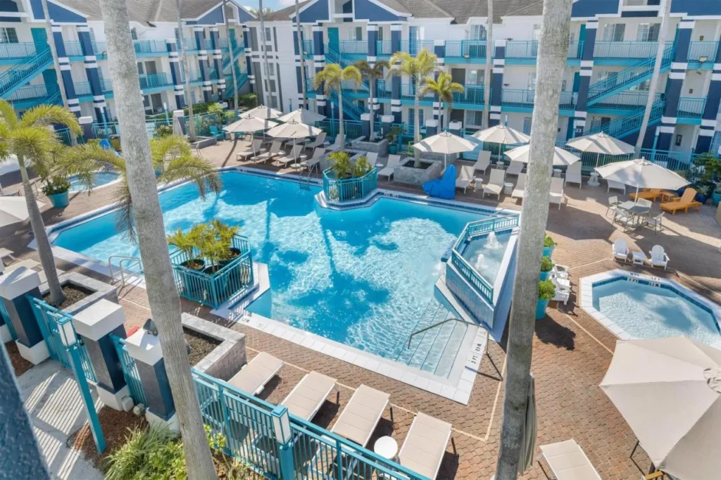 Piscina del patio, bañera de hidromasaje y tumbonas en Sonesta ES Suites Orlando Lake Buena Vista