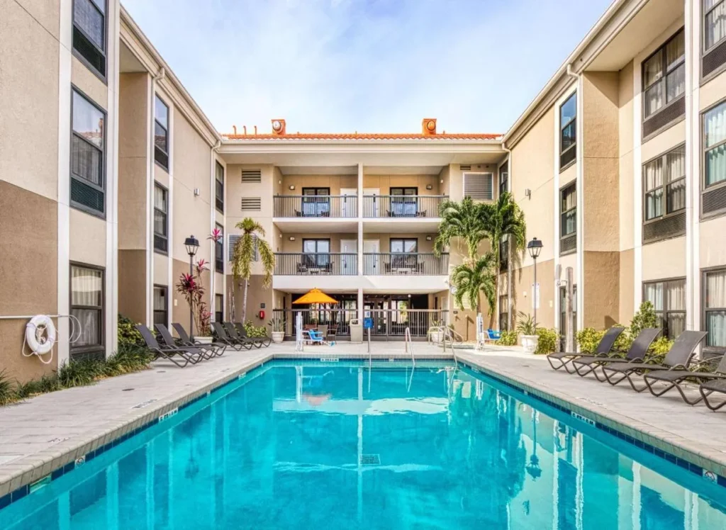 Piscina en el Courtyard rodeada por los balcones de las habitaciones del Hampton Inn & Suites Orlando/East UCF Área