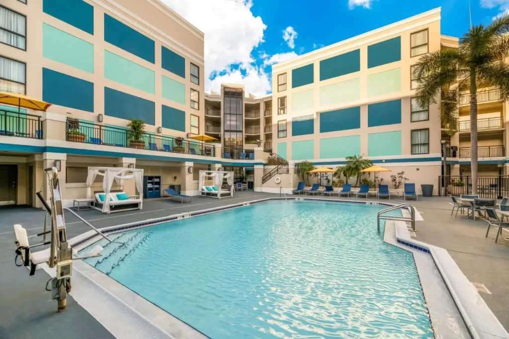 Piscina del patio con caba&ntilde;as entre los edificios de suites en Sonesta ES Suites Orlando - International Drive