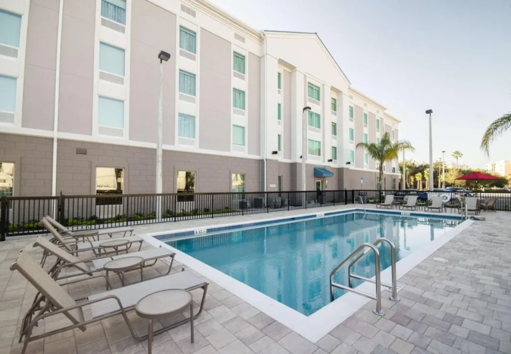 Courtyard piscina con tumbonas en Hampton Inn & Suites Orlando at SeaWorld