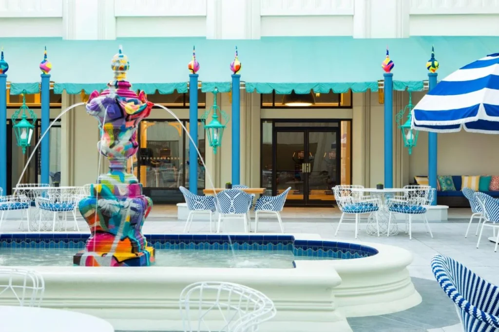 Courtyard con una fuente pintada de colores y mesas de Courtyard en el Hilton Orlando Buena Vista Palace