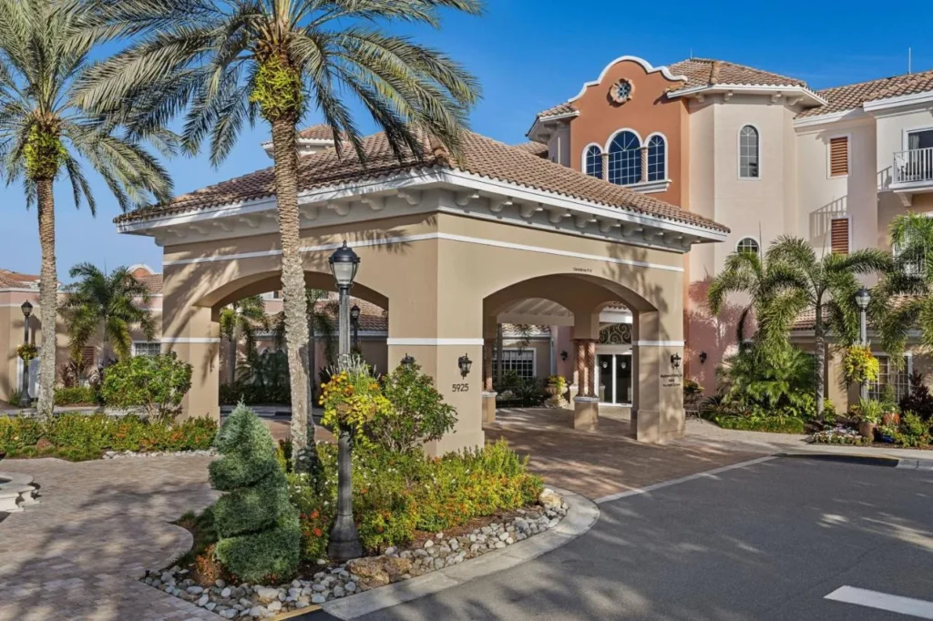 Entrada de llegada cubierta con palmeras y un paseo ajardinado en el Marriott's Grande Vista