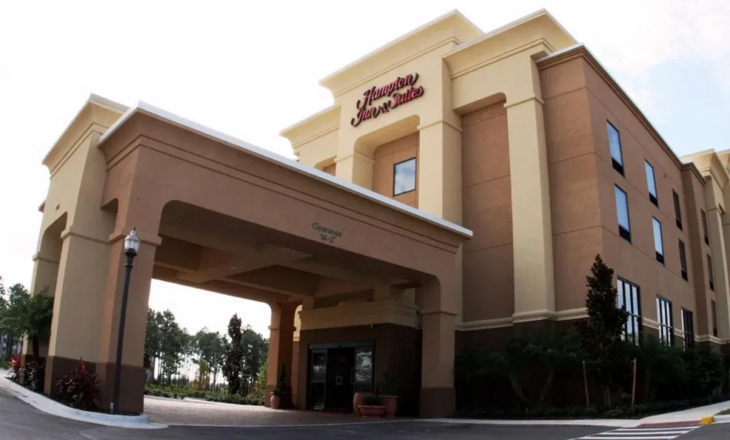 Entrada cubierta y fachada del Hampton Inn & Suites Orlando-John Young Parkway/South Park