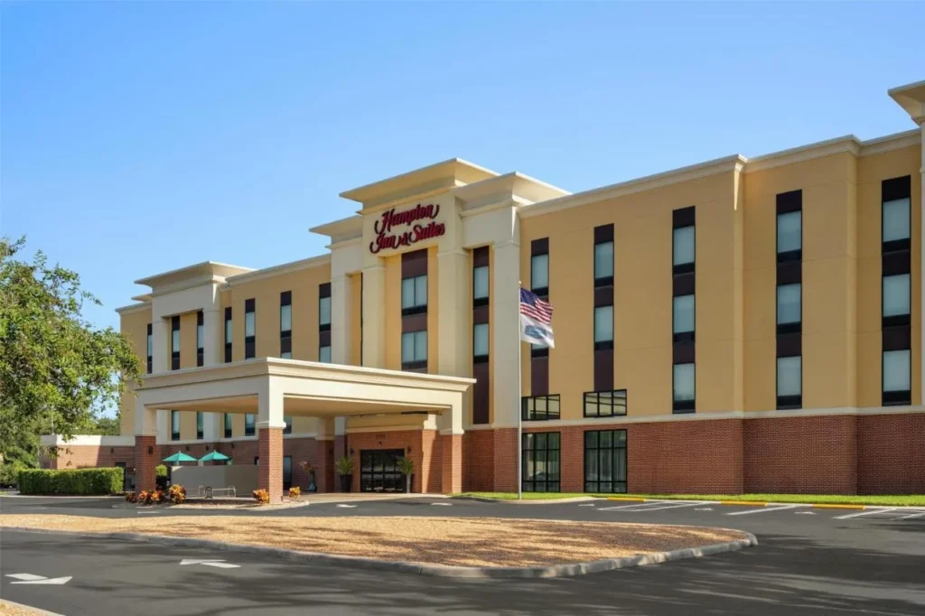 Entrada cubierta y exterior de cuatro pisos de Hampton Inn & Suites Tampa Busch Gardens Área