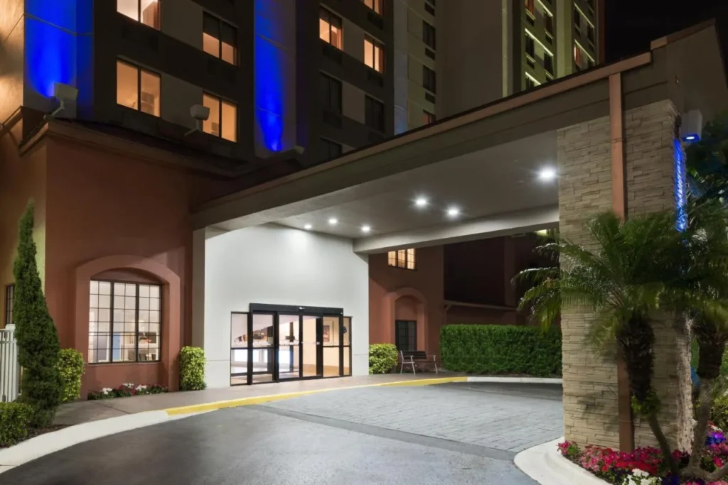 Puertas cubiertas de entrada y vestíbulo por la noche, Holiday Inn Express Nearest Universal Orlando