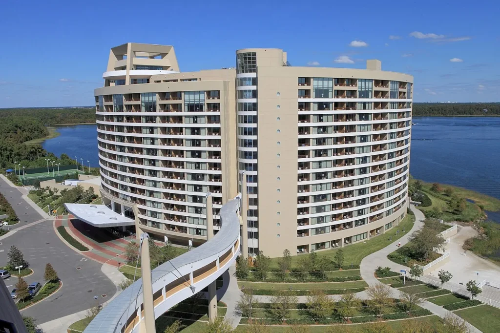 Torre curva del Bay Lake junto a Bay Lake, con el Sky Way Bridge cubierto en frente
