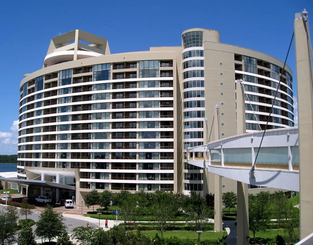 Edificio Bay Lake Tower curvo y el Sky Way Bridge al complejo contemporáneo de Disney